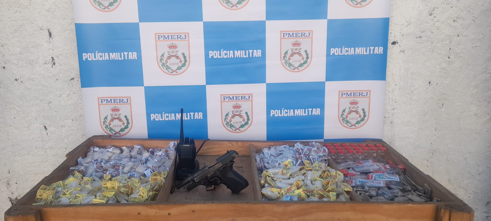 20º BPM prende quatro criminosos e apreende drogas em Rocha Sobrinho